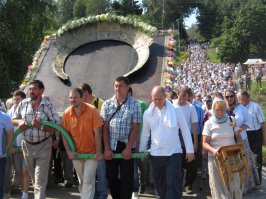 ...в Казанском соборе есть икона "прибавление ума", благодаря которой я бросил курить десять лет тому назад.
Я люблю этот маленький и старинный город. он упоминался в составе приданного матери Ивана третьего.

ПыСы А сраться на религиозные темы в постинге про старый русский город весьма некрасиво. В этом городе живут люди. Самые обыкновенные. Отнбдь не поражающие своей религиозностью.
А впрочем?
Вот добавлю Тутаевских фоток - на них изюминка города - крестный ход с местной святыней. В городе двадцать пять жителей. Все ли они на снимке?
Любимый мною отец Геннадий - очень веселый и добрый. Еще фотка с владыкой Рыбинским и Углическим Вениамином. 
Могила отца Павла Груздева жившего в городе. Не исключено что со временем святым будет... 
\все фото скачены из интернета\