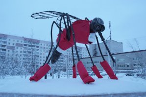 Вот такой вот Дед Мороз в Усинске, Челябинск отдыхает. 
Он же летом.