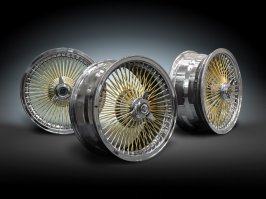 А мне нравятся колёса на спицах, поставила бы на свою ласточку. Вот это классика!