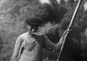 Как-то не искренне выглядят некоторые рисунки. Вот например на этом рисунке нет даже намёка на растушевку серых тонов. На мой взгляд, единственная картинка похожая на карандаш, это третья картинка с девушкой.