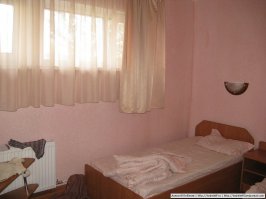 Мог бы постель заправить да трусы с батареи убрать. А то и впрямь не "люкс-комфорт".