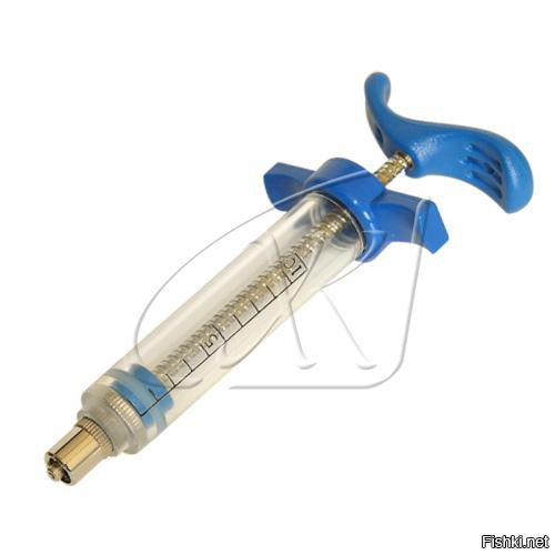 При работе с животными используются нейлоновые шприцы с многоразовыми иглами. Даже дешёвая китайская игла переживает 100-1000 уколов, если аккуратно это делать и не попадать в кость. Кончик постоянно проверяешь, на автомате. Бывает даже поправляешь немного и дальше в работу. Если уколоть такой иглой как на 3м фото - может быть абсцесс в месте укола, ткани расслаиваются и образуются карманы, где потом скапливается жидкость. Самые удобные шприцы, кстати.