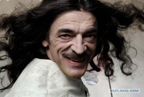 Почему Боярский не снимает шляпу? 