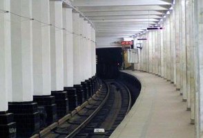 Про Александровский сад: мне кажется, что это - единсктвенная станция в москвовском метро, которая имеет не прямую платформу, а закругленную. Если стоишь в одном конце станции, то противоположного не видно не видно.