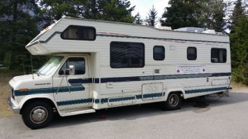 Навскидку, RV в 100 раз круче чем рукотворная избушка, плюс с мотором. 
Просят $6000. Он просто наврал маме, что потратил $13000, чтобы разницу пробухать.