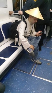Похож на знакомого из фильма Мортал Комбат:)