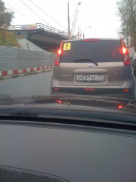 На прошлой неделе видел на переезде вот такое чудо. Причём в соседнем ряду стояла Note, над лого которой творчески не поработали, но с моего места нормальный снимок обоих было не сделать.