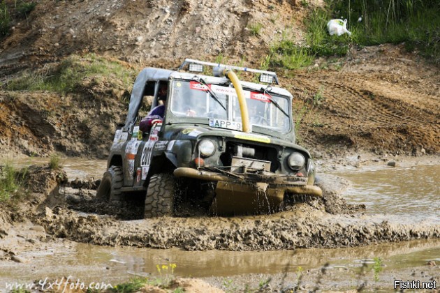 Ну, не знаю, по мне так Бентли должен быть Бентли, а внедорожник внедорожником :)  ... иначе теряется смысл. 
... что у него клиренс 800 мм., или свесы короткие -  вот если бы у него был вертикальный взлет  
Одни понты!!!!!!
Пацаны на стоковом УАЗе, где нибудь в Урюпинске, долго бы смеялись над приставкой внедорожник к такой марке