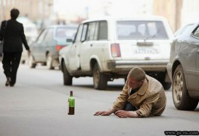 Какой нафиг 90й... Вы видимо тогда еще даже не родились.
Машины, одежда, номера, все не соответствует времени.