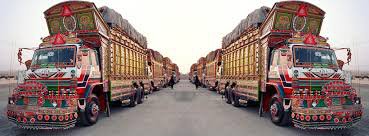 у дома кузнеца Кириллова, село Кунара, Свердловская область гармонично бы смотрелись эти пакистанские грузовики :)