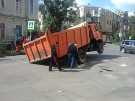 Камазисты, похоже, круто нагрешили на этом свете - земля разверзается под ними повсеместно (фото мое, г. Самара):