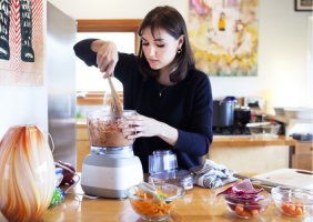 Мужчина нашел у себя на кухне "чужого"