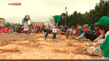 Дубль два! С обуви по пирогу, Раздающие без перчаток...