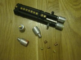 патрон флобера слабоват , и в России почему-то запрещён.

 Подобные машинки у нас продают вполне легально, причём "СО" гораздо легче, технологичнее и безопаснее.