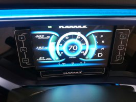 Этот дисплей - это ужас с точки зрения эргономики. Уже через несколько секунд у меня начинают вываливаться глаза от просмотра этого яркого неразборчивого пятна. И это я сижу на стуле перед монитором, а не в качающейся кабине.