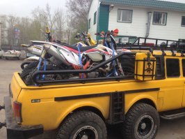 В Тольятти в автосервисе «Контакт» наладили производство автомобилей «Нива» с полным приводом на 6 колес. Взяв за основу самую обычную «Ниву» с кузовом 90-х годов, мастера станции техобслуживания увеличили длину кузова, установили еще один мост, оборудованный редуктором, и получили совершенно новый автомобиль.

IMG_4830

«Нива 6х6» используется для транспортировки мотоциклов на соревнования. 6 мотоциклов помещаются непосредственно в кузов и на крышу и еще три могут крепиться передними колесами для буксировки.

IMG_4801

Как сообщил ДГ директор СТО «Контакт» Сергей Пасечный, автомобиль поставлен на учет и может спокойно передвигаться по дорогам общего пользования, так как ширину автомобиля они не меняли, а дополнительные колеса в перечень требований не входят. На данный момент используются уже 2 таких автомобиля.