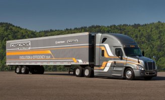 Это нестандартное исполнение Freightliner Cascadia - явно увеличена база из-за такого "домика". Посему ценник должен быть изумляющий. Хотя и стандартная машина 2016-го модельного года стоит 170 тысяч USD, причем в Штатах (тягач на приведенной фотографии). На картинках "рыжая" в раскраске и с логотипом Reliable Carrier Inc. (Миннесота) - у них все с большими "домиками". 
Вообще, в такой комплектации покупают/ арендуют спортивные команды для выездных соревнований, театры и музыкальные группы для гастролей, фирмы для участия в выставках. Иными словами в ситуациях, когда предполагается долгая стоянка и есть желание сэкономить на гостиницах для водителей или технических специалистов. Кроме того. На одной из картинок достаточно мощный генератор Cummins, думается, на 3-4 кВт (220 В) - для машины это ненужно, а вот если осветить стенд на выставке или какую-то сервисную зону, питать оборудование или электроинструмент... Ну, вы поняли. Опять же понты... Так что это тягач не для регулярных перевозок грузов.
В целом по краткому опыту работы на "Фрейте", правда, попроще комплектация.  В городе или на терминале совсем тоскливо, на трассе - король. Во-первых, 1,5 метра жизни перед рулем. Во-вторых, сидишь в базе, база длинная и все неровности машина просто проглатывает. В-третьих, если натуральный американец, ограничитель скорости срабатывает примерно на 124-125 км/ч. В-четвертых, зимой на дороге в моторе ковыряться - милое дело, натопил кабину и лезь. В бескапотном варианте надо откинуть кабину, а как замерзнешь - сначала ее опустить. В-пятых, американцы ленивые, по этому машины, во всяком случае, старые очень простые, все доступно, все ремонтируется чуть не в поле и без специнструмента. 
Минус - запчасти. Мелочевка без проблем, но у нас на фирме парень положил "Фрейт" в кювет, кабину надо было менять. Новая с доставкой из США - цена безумная, срок нам сказали не менее 3 месяцев. Но раньше были разборки, посему взяли оттуда... Потом Freightliner принадлежит Даймлеру. Их станции и дилеры в РФ есть, но с американцами можно не обращаться - ничего нет, а так как нет официальных продаж еще и разговаривать отказываются в принципе. Потом не забываем, что это "американец", посему все в дюймах, все болты с гайками, даже ключи гаечные нужны дюймовые. И еще момент. На "Каскадии" стоит автомат, но на машинах попроще - механика, причем несинхронизированная. А ступеней может быть до 16-ти, так что на дороге не заскучаешь. Кроме того, кабина большая, пока протопишь зимой после стоянки, много времени проходит. И автономка нужна мощная и прожорливая...
Кстати, тут товарищ один написал, что у американцев солярка не замерзает. Это точно, если исполнение для Аляски и еще "Сепар" дополнительно поставить...