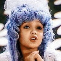 А может она на Мальвину похожей хотела быть...