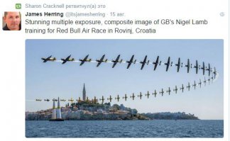 Самолет один. Только сфоткан много раз.
