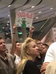 Кого-то встречали в аэропорту