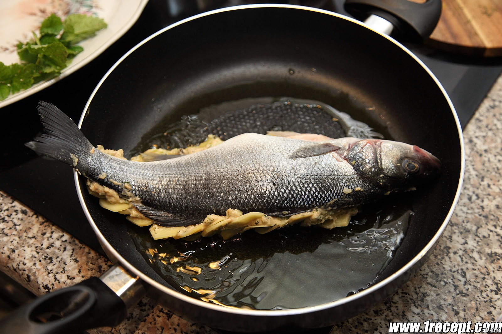 Сонник жарить рыбу. Рыба на сковороде. Жареная рыба на сковороде. Рыбка на сковородке. Рыбка жарится на сковороде.