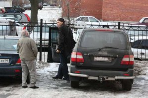 Николай Валуев должен был встретиться с журналистами.
На встречу он опоздал, а когда приехал, то журналисты увидели, что его машина разбита.Ну и на пресс-конференции он рассказал, что случилось.
"Еду я по Сампсониевскому проспекту во втором ряду, - рассказывает Валуев, - а по крайнему правому мчится лихач.
Он решил обогнать меня и повернуть налево. Не рассчитал. Ударил по правой фаре.
Я вышел и говорю: "Что же ты, братан, делаешь?"
После этого журналисты спросили: "А братан после этого не онемел?"
Валуев посмеялся и скромно промолчал.