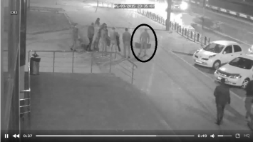 и самый ох*енный пацан не засцал,расставил крылья для внушительности и первым пошел разобраться к колесу,че за беспредел. видали,как он попрыгал перед этим? точно разрядник.