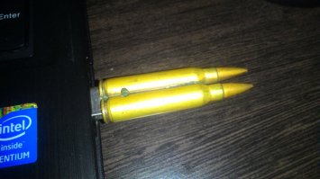 это не пластиковая фигня, а сделана из настоящих патрон М-4, уже 6 лет у меня, падения ей не страшны, можно даже на машине её переехать