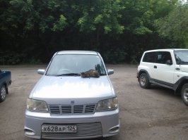 Статья интересная. Как владелец Ниссан куба 10-й, затем 11-й, а после и 12-й модели имею сказать следующее - машина не для всех и если дизайн 11-го кузова несмотря на свою кубичность был похож на бедного внука хаммера или гелендвагена и был все-таки классичесской машиной то 12-й это куб с биодизайном из 90-х. 
Из плюсов этих машинок - база у них общая с микрой (марчем), ноутом и тиидой, так что нет проблем с взаимозаменяемыми апчастями, если они понадобятся, ко всему ОЧЕНЬ высокий потолок, сверху ничего не давит ни физически, ни психологически, а это редкость в современных низкорослых авто,  где человек с ростом 180 см уже чешет головой потолок. И как уже замечено в эту машину не надо ''падать'' с ощущением что сидишь жопой на асфальте, ты просто открываешь дверь и ''заходишь'' в машину. В остальном же это хорошая городская экономичная машинка, созданная совершенно не для гонок. А дизайн спорный да, кому-то нравится сразу, кого-то бесит (тоже сразу). Но мне нравится за практичность и позитив каждый день :)
Пара фоток из личного архива:
Cube (z10) Rider
Cube (z11)
Cube (z12)