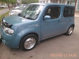 Статья интересная. Как владелец Ниссан куба 10-й, затем 11-й, а после и 12-й модели имею сказать следующее - машина не для всех и если дизайн 11-го кузова несмотря на свою кубичность был похож на бедного внука хаммера или гелендвагена и был все-таки классичесской машиной то 12-й это куб с биодизайном из 90-х. 
Из плюсов этих машинок - база у них общая с микрой (марчем), ноутом и тиидой, так что нет проблем с взаимозаменяемыми апчастями, если они понадобятся, ко всему ОЧЕНЬ высокий потолок, сверху ничего не давит ни физически, ни психологически, а это редкость в современных низкорослых авто,  где человек с ростом 180 см уже чешет головой потолок. И как уже замечено в эту машину не надо ''падать'' с ощущением что сидишь жопой на асфальте, ты просто открываешь дверь и ''заходишь'' в машину. В остальном же это хорошая городская экономичная машинка, созданная совершенно не для гонок. А дизайн спорный да, кому-то нравится сразу, кого-то бесит (тоже сразу). Но мне нравится за практичность и позитив каждый день :)
Пара фоток из личного архива:
Cube (z10) Rider
Cube (z11)
Cube (z12)