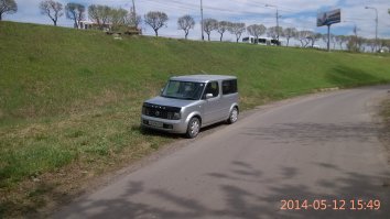 Статья интересная. Как владелец Ниссан куба 10-й, затем 11-й, а после и 12-й модели имею сказать следующее - машина не для всех и если дизайн 11-го кузова несмотря на свою кубичность был похож на бедного внука хаммера или гелендвагена и был все-таки классичесской машиной то 12-й это куб с биодизайном из 90-х. 
Из плюсов этих машинок - база у них общая с микрой (марчем), ноутом и тиидой, так что нет проблем с взаимозаменяемыми апчастями, если они понадобятся, ко всему ОЧЕНЬ высокий потолок, сверху ничего не давит ни физически, ни психологически, а это редкость в современных низкорослых авто,  где человек с ростом 180 см уже чешет головой потолок. И как уже замечено в эту машину не надо ''падать'' с ощущением что сидишь жопой на асфальте, ты просто открываешь дверь и ''заходишь'' в машину. В остальном же это хорошая городская экономичная машинка, созданная совершенно не для гонок. А дизайн спорный да, кому-то нравится сразу, кого-то бесит (тоже сразу). Но мне нравится за практичность и позитив каждый день :)
Пара фоток из личного архива:
Cube (z10) Rider
Cube (z11)
Cube (z12)