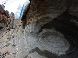 Ближайшая с к месту теракта станция метро "Cortlandt St" была разрушена, и закрылась на реконструкцию, станция World Trade Center якобы, не пострадала, однако была закрыта на 1 год. Непосредственно под зданиями метро, по понятным причинам, не проходит. А вот фото кратера под одним из Близнецов после того, как разребли завалы.