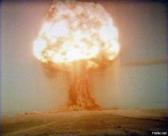 12 августа 1953 года на полигоне в Семипалатинске была испытана первая в мире водородная бомба. Это было четвертое по счету советское испытание ядерного оружия. Мощность бомбы, которая имела секретный код «изделие РДС-6 с», достигла 400 килотонн, в 20 раз больше первых атомных бомб в США и СССР. После испытания Курчатов с глубоким поклоном обратился к 32-летнему Сахарову: «Тебе, спасителю России, спасибо!»