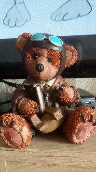 Я тоже иногда заглядываю в секонды, но не из-за скупердяйства, а по причине того, что там можно откопать стёбную штучку, которую в магазине хрен найдёшь;)
Медвежонок-лётчик оттуда;)
Да и в оформлении "Алкополочки"   не обошлось без секонда...три обезьянки и набор из трёх вискарных стаканов приобрёл там-же:)