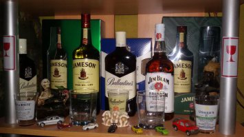 Я тоже иногда заглядываю в секонды, но не из-за скупердяйства, а по причине того, что там можно откопать стёбную штучку, которую в магазине хрен найдёшь;)
Медвежонок-лётчик оттуда;)
Да и в оформлении "Алкополочки"   не обошлось без секонда...три обезьянки и набор из трёх вискарных стаканов приобрёл там-же:)