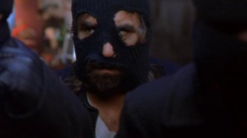 маска у угонщика прикольная... наверно фанат фильма "Святые из трущоб")