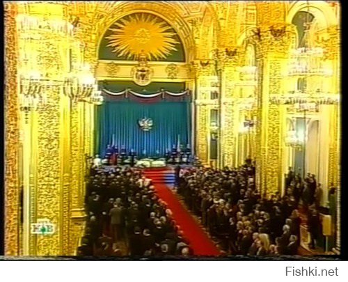 Достали инопланетян искать. 


Это знак солнечного затмения. Треугольник с глазом Луна.

Выше императора?! 

Помогли в войне или организовали?

Выращивают элиту?
 
Управляют нашим благосостоянием на свой вкус.