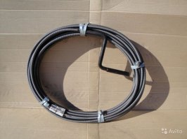 Ершик херня, для профессионалов полутора-метровый гибкий стальной шланг с креплением для проволоки на конце и ручкой как у коловорота с другой стороны. Помогает прочистить даже засоры строительного мусора.