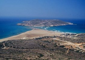 Родос, "поцелуй двух морей", место встречи Эгейского и Средиземного морей. Эгейское - бурное, с барашками, Средиземное - тишь да гладь... Расстояние между стихиями - 100 метров.