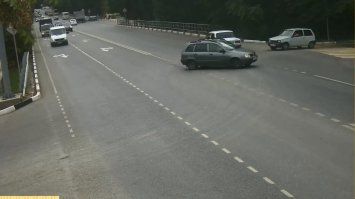 Что-то не видно здесь 2х полос в одном направлении. Да и разметка для манёвров совсем другая(мелка). Тут обгон разрешён, другое дело что обгонять в данном случае нельзя.