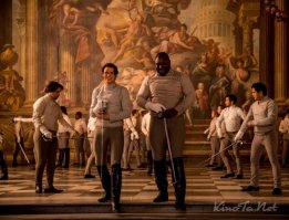 В Золушке (2015) чёрные рабы достаточно высокородные уже. Удивительно, правда? Странно что не на феррари ездят.