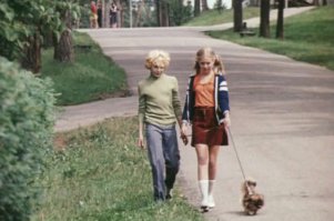 Всё это, коенчно, действительно было. Однако, нужно понимать до какого года работали те или иные запреты. Вот, например, кадр из "Приключения Электроника" 1979 г.
В этой юбке, которая, согласитесь, довольно смелая, особенно для 1979, Майя гуляет на протяжении всего фильма.
Я думаю, всё больше зависело от директора школы.