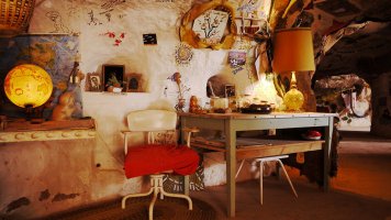 Некоторые считают что прототипом Крокодила Денди был Крокодил Гарры, латыш Арвид Блуметалс 1926 года рождения, умер в 2006. году. Воевал в латышском легионе, потом в французком иностранном. Перебрался в Австралию занимался охотой на крокодилов. Потом занимался добычей опалов. Жил посереди пустыни в пещере  оставленному добытчиками опалов, которая сейчас местная туристическая достопримечательность. По объявлению в газете, женился на немецкой баронессе, и она перебралась жить к нему в пещеру вместе с 40 парами обуви и несколько шуб. Учил аборигенов отмечать латышское Лиго, летал на вертолёте за добавкой виски  и выращивал декоративные растения в багажниках своих автомашин. Также его пещера использовалась как декораций для фильма "Безумный Макс 3". Его фигура, среди прочих, есть в музей восковых фигур мадам Тюссо в Лондоне.