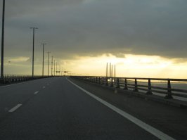 Еще на подъезде к мосту знаки предупреждают Вас, что проезд платный. Другие знаки несколько раз указывают Вам, что вот щас будет последний съезд на территорию Дании. Цена нигде не указана. Потом Вы радостно пересекаете пролив и мрачный афрошвед сообщает Вам, что проезд в одну сторону стоит 48. Я , думая, что он имеет ввиду датские или шведские кроны спросил - "А сколько это в еврах?" Афрошвед оживился и пояснил, что 48  - это и есть в еврах.
Вот тут то я и понял, почему по мосту я ехал один. Вот фото.
нафига они его строили  - непонятно. Паром ненамного дольше , но гораздо дешевле.