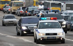 Съ*бал с дороги смерд!