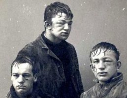 Камнями походу в снежки игрались)