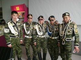 Вот это нормальный дембельский альбом.
Чётко и по делу, не то, что делают сейчас.
Я когда увольнялся вообще альбом не делал,
так фотки собрал и всё.
И никаких аксельбантов не вешал.
Просто новую форму заранее купил и всё.