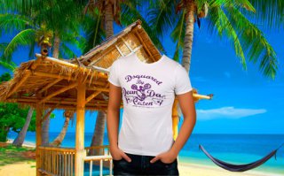 Вроде бы креативная задумка... Но я никак не могу отделаться от ощущения, что их фотосессия напоминает фото из серии "Боги фотошопа" или кривую версию шаблона для фотошопа "я на отдыхе"