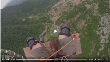 Бейсджампер прокатился по канатной дороге без перчаток