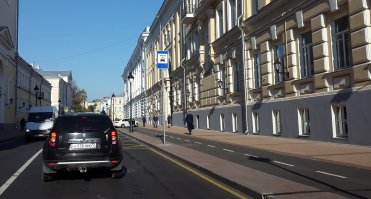 Сегодня сфоткал на Б.Никитской. Не понимаю - зачем, но раз сделали катайтесь. Особенно зимой... Чем плохо по дороге ездить? Я маленьким по всей Москве гонял на велике и не было никаких дорожек.